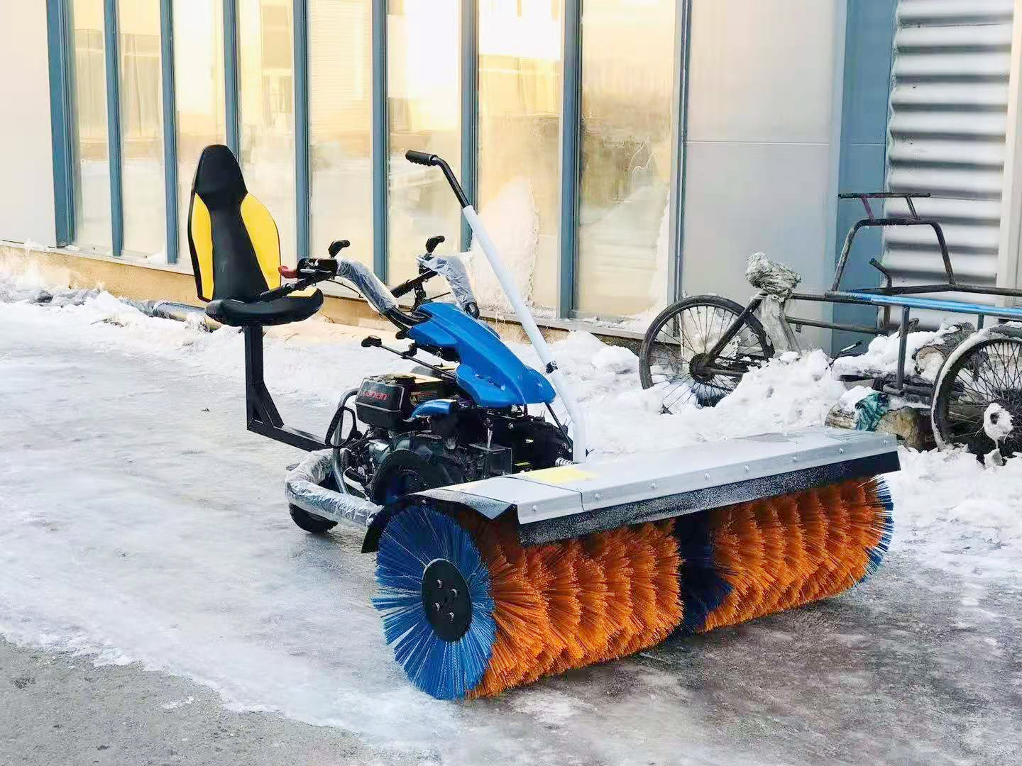 道路积雪使用手扶式扫雪机快速除雪