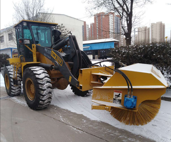 铲车带滚刷扫雪机 在冬季快速清除积雪